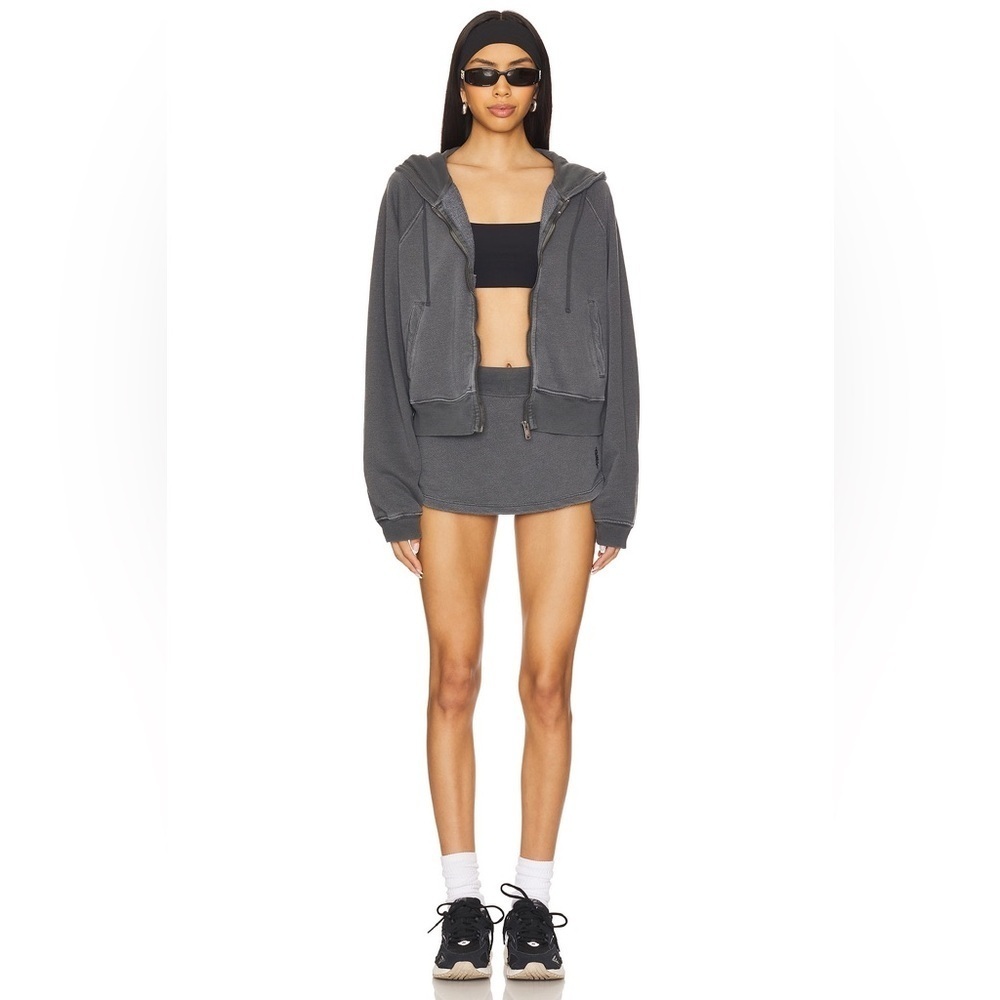 FP MOVEMENT FAST BREAK SWEATSHIRT AND SKIRT PANTS SET
Free People NWT